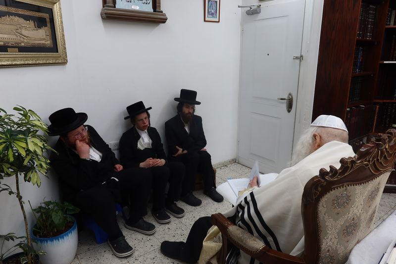 הגה"צ רבי אליעזר ברלנד שליט"א בניחום אבלים על פטירת לאה יוכבד זינגר ע"ה