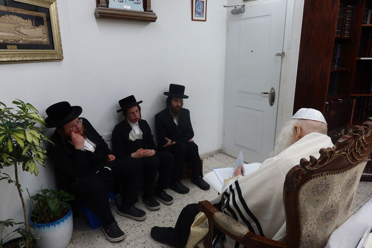 הגה"צ רבי אליעזר ברלנד שליט"א בניחום אבלים על פטירת לאה יוכבד זינגר ע"ה