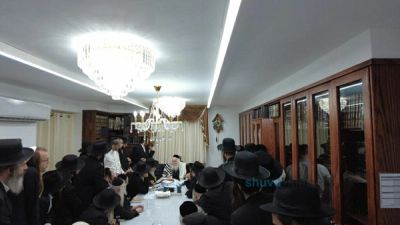 שיעור למתפללי בית הכנסת 'היכל הגוונים המשתנים' בעיר בית"ר עילית במעונו של הגה"צ רבי אליעזר ברלנד שליט"א