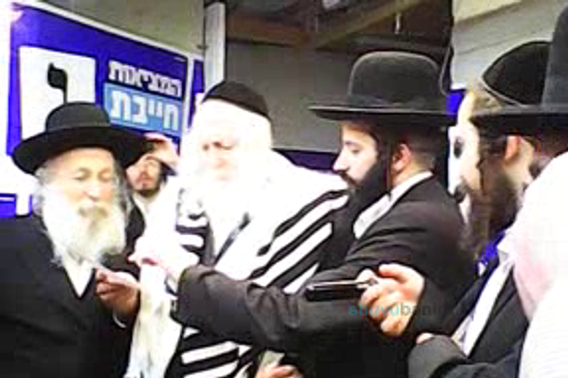 הגה"צ רבי אליעזר ברלנד שליט"א במטה הפעילים של אגודת ישראל