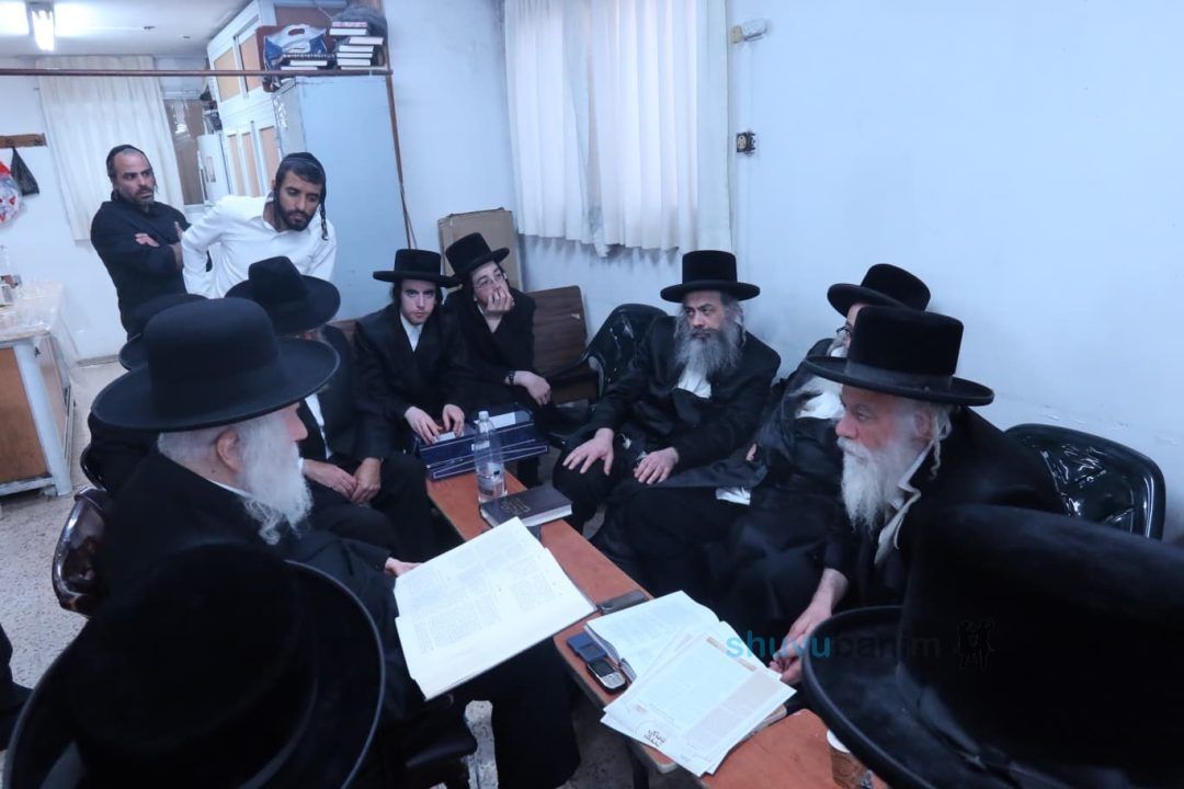 הגה"צ רבי אליעזר ברלנד שליט"א בניחום אבלים על פטירתו של גאב"ד ראדומישלא זצוק"ל