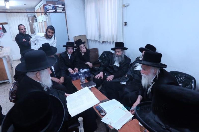 הגה"צ רבי אליעזר ברלנד שליט"א בניחום אבלים על פטירתו של גאב"ד ראדומישלא זצוק"ל