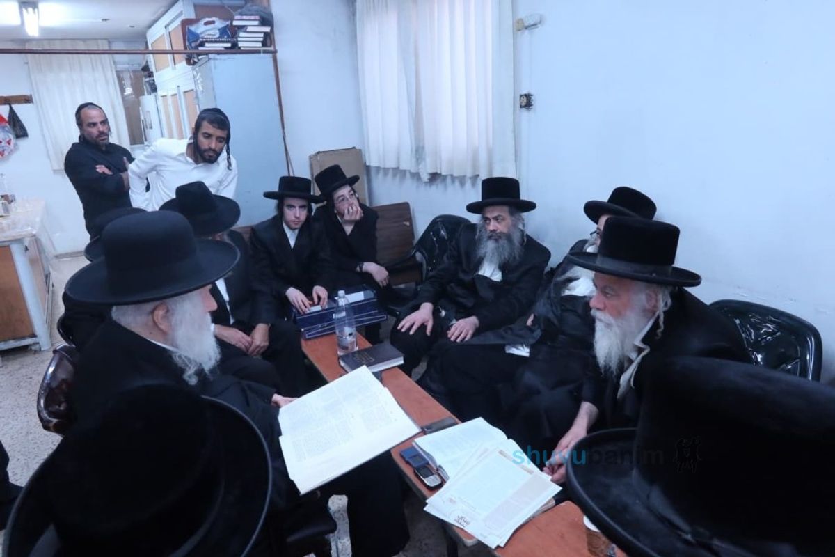 הגה"צ רבי אליעזר ברלנד שליט"א בניחום אבלים על פטירתו של גאב"ד ראדומישלא זצוק"ל