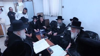 הגה"צ רבי אליעזר ברלנד שליט"א בניחום אבלים על פטירתו של גאב"ד ראדומישלא זצוק"ל