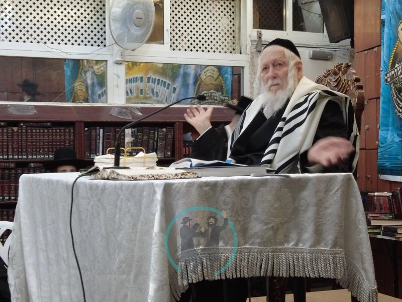 מורנו הרב אליעזר ברלנד שליט"א מוסר את השיעור לבחורי ישיבת בין הזמנים