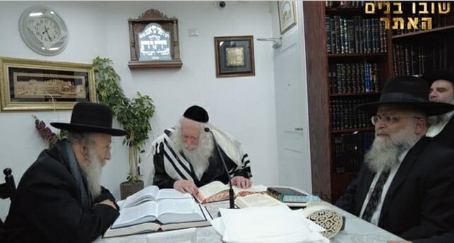 הרב ברלנד שליט"א פתח את שיעורו בשירה מרגשת יחד עם קהל השומעים - וכי ידיו של משה עושות מלחמה?