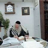 הרב ברלנד שליט"א פתח את שיעורו בשירה מרגשת יחד עם קהל השומעים - וכי ידיו של משה עושות מלחמה?