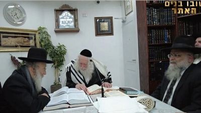 הרב ברלנד שליט"א פתח את שיעורו בשירה מרגשת יחד עם קהל השומעים - וכי ידיו של משה עושות מלחמה?