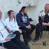 זלמן גרוסמן בשיחה עם חסידי הרב ברלנד שהצילו אותו ממכות בקבר שמעון הצדיק