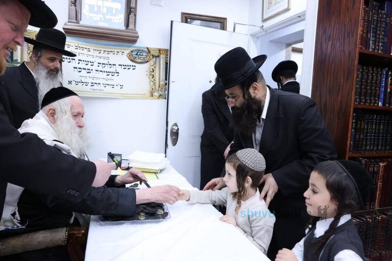 ובידו הגדולה הוציא את הסגולה • ילדי תלמוד תורה 'נחמת ציון' בקבלת מעות חנוכה