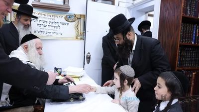 ובידו הגדולה הוציא את הסגולה • ילדי תלמוד תורה 'נחמת ציון' בקבלת מעות חנוכה מהגה"צ רבי אליעזר ברלנד שליט"א