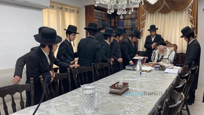 בחורי ישיבת 'נחלי התורה' בסיום מסכת ברכות במעון קודשו הגה"צ רבי אליעזר ברלנד