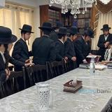 בחורי ישיבת 'נחלי התורה' בסיום מסכת ברכות במעון קודשו הגה"צ רבי אליעזר ברלנד שליט"א