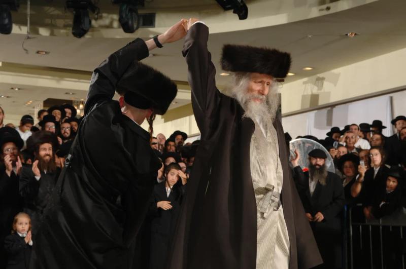 עַל יְדֵי הָרִקּוּדִים שֶׁל ט"וּ בְּאָב מְבַטְּלִים אֶת כָּל הַמִּלְחָמוֹת • ט"ו