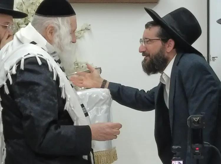 תָּחֵל שָׁנָה וּבִרְכוֹתֶיהָ • חלוקת דבש מהגה"צ רבי אליעזר ברלנד שליט"א לשותפי בית המדרש