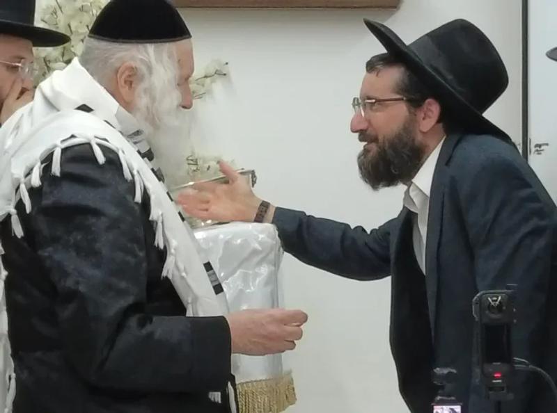 תָּחֵל שָׁנָה וּבִרְכוֹתֶיהָ • חלוקת דבש מהגה"צ רבי אליעזר ברלנד שליט"א לשותפי