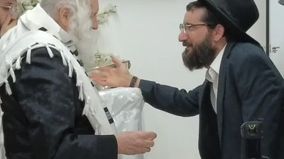 תָּחֵל שָׁנָה וּבִרְכוֹתֶיהָ • חלוקת דבש מהגה"צ רבי אליעזר ברלנד שליט"א לשותפי בית המדרש