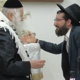 תָּחֵל שָׁנָה וּבִרְכוֹתֶיהָ • חלוקת דבש מהגה"צ רבי אליעזר ברלנד שליט"א לשותפי בית המדרש