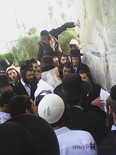 Rav Berland Shlit"a Comes to Cave of the Patriarchs Erev Shavuot