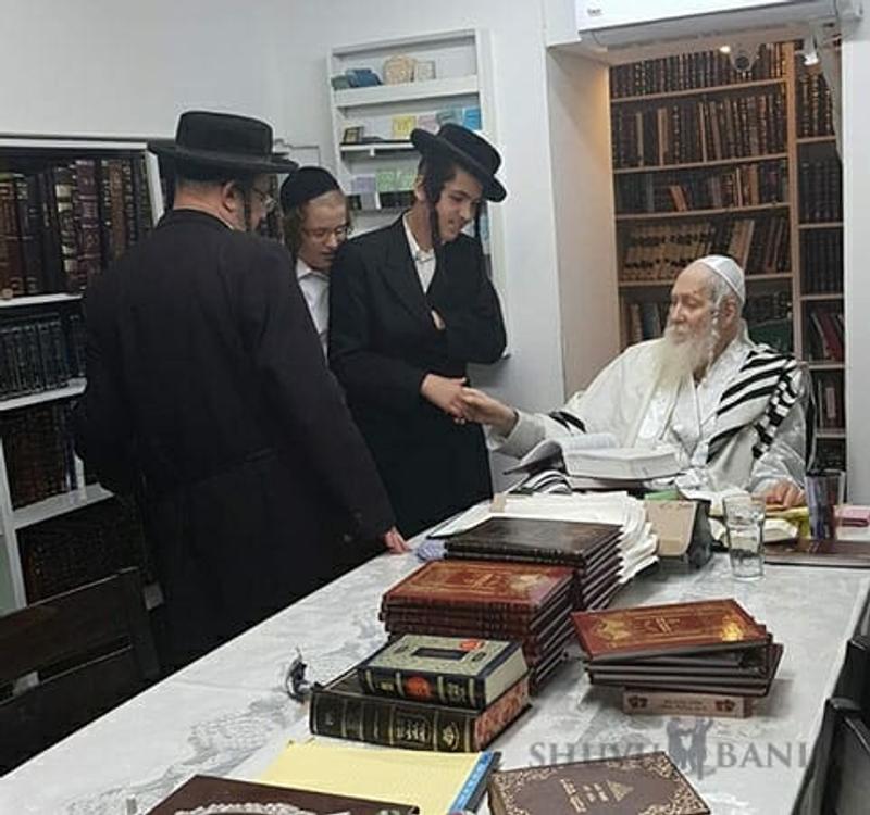 קבלת קהל בערב סוכות אצל הגה"צ הרב אליעזר ברלנד שליט"א