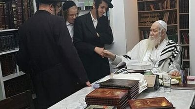 קבלת קהל בערב סוכות אצל הגה"צ הרב אליעזר ברלנד שליט"א