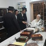 קבלת קהל בערב סוכות אצל הגה"צ הרב אליעזר ברלנד שליט"א