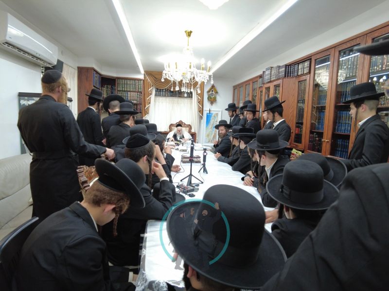 בחורי ישיבת "חכמה ודעת" מקשיבים לשיעור מורנו הרב ברלנד שליט"א