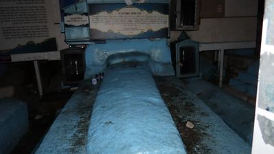 כָּל הַמִּתְפַּלֵּל עַל צִיּוּנוֹ הַקָּדוֹשׁ וְהַנּוֹרָא, וְכָל הַמִּשְׁתַּמֵּשׁ בִּזְכֻיּוֹתָיו שֶׁאֵינָם נִפְסָקִים לְעוֹלָם • תפילה לציון 'הבת עין' ליומא דהילולא