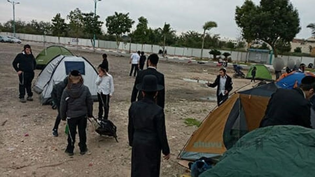 מסירות נפש על הצדיק: גם בקור, גם באוהלים, לא עוזבים את הרב ברלנד שליט"א - שובתים ליד בית המעצר