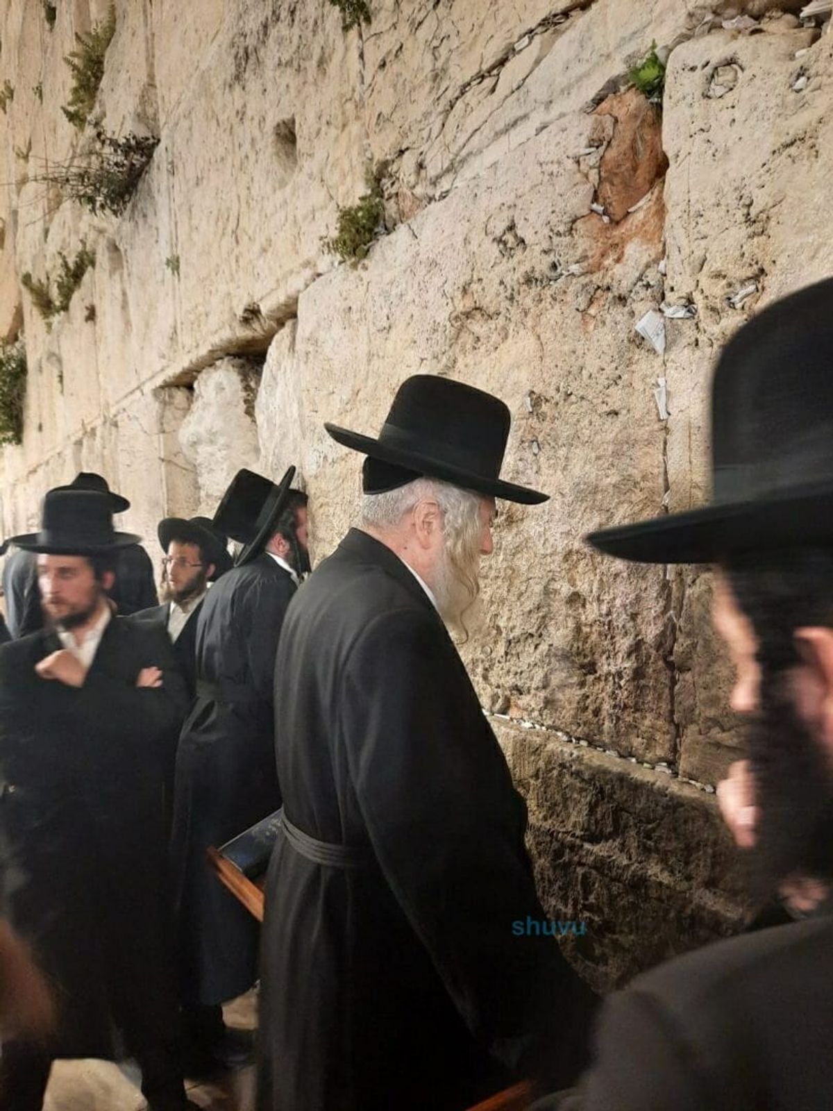 בצל הפיגועים - מורינו הגה"צ רבי אליעזר ברלנד שליט"א העתיר בתפילה עבור כלל עם ישראל בכותל המערבי