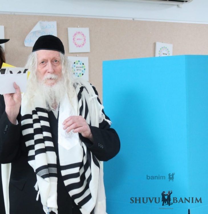 Rabbi Eliezer Berland Shlit”a Votes “Gimmel” at the Opening of Ballot Boxes