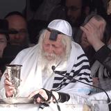 לַיְּהוּדִים הָיְתָה אוֹרָה וְשִׂמְחָה שָׂשׂוֹן וִיקָר • שמחת הריקודים במשתה היין בחצר בית המלך