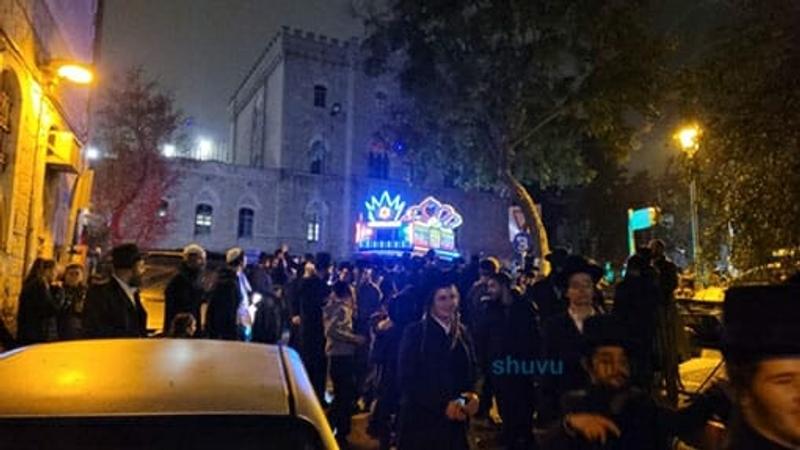 צפו במעמד הכנסת ספר התורה לע"נ שמעון הלר ז"ל - ק"ק ברסלב שובו בנים