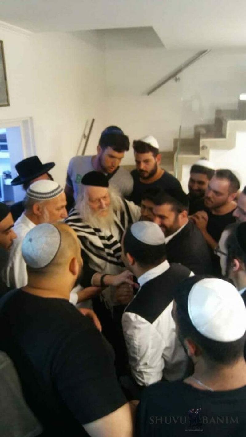 צפו: הגה"צ הרב אליעזר ברלנד שליט"א מחזיר את עם ישראל בתשובה - חוג בית באשדוד