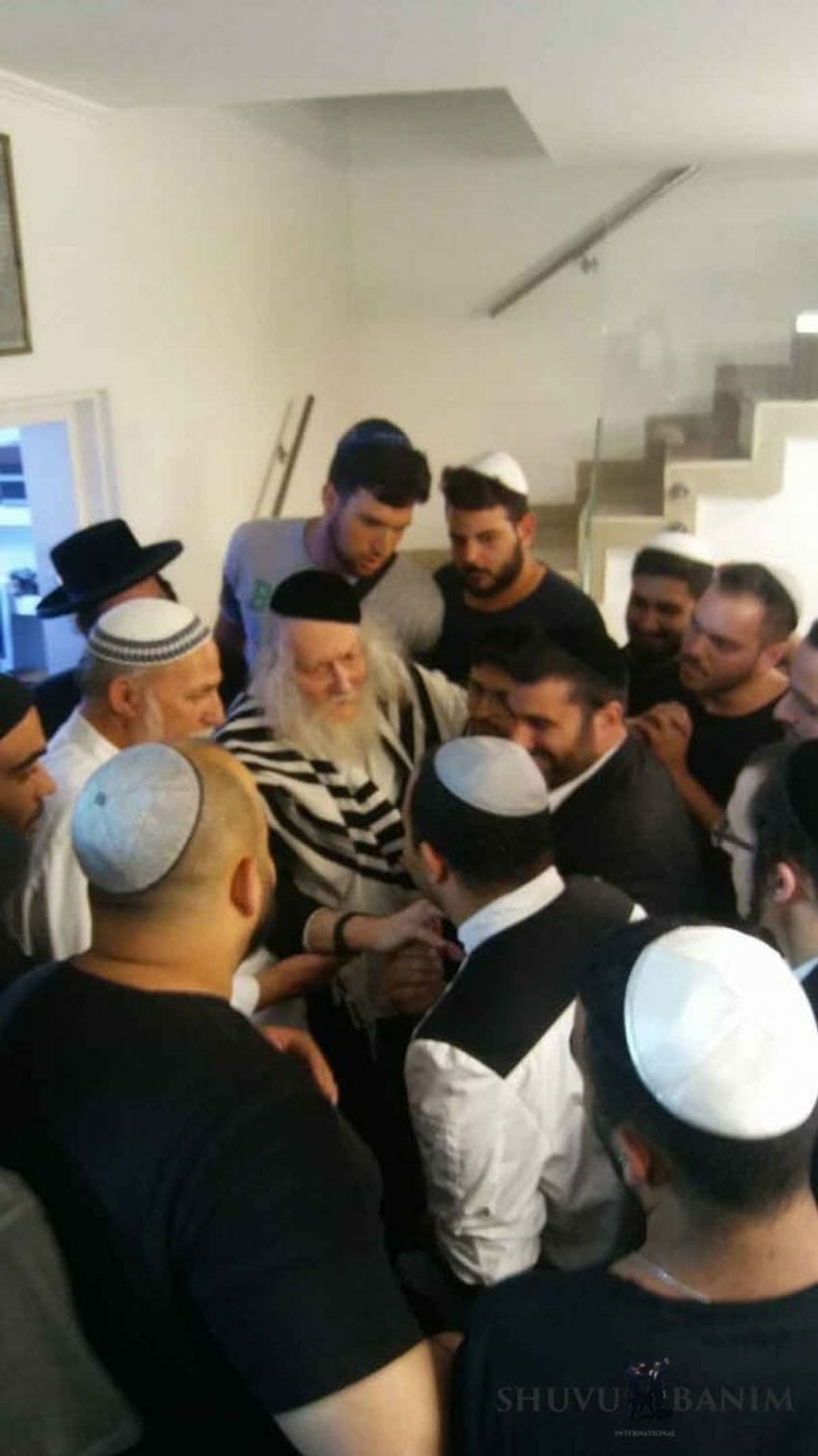 צפו: הגה"צ הרב אליעזר ברלנד שליט"א מחזיר את עם ישראל בתשובה - חוג בית באשדוד - גלריית תמונות