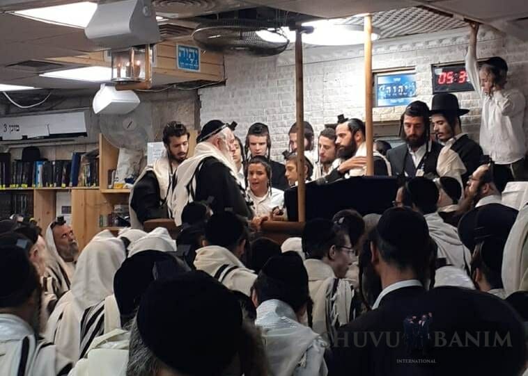 תפילת שחרית ושיעור הדף היומי עם הגה"צ הרב אליעזר ברלנד שליט"א