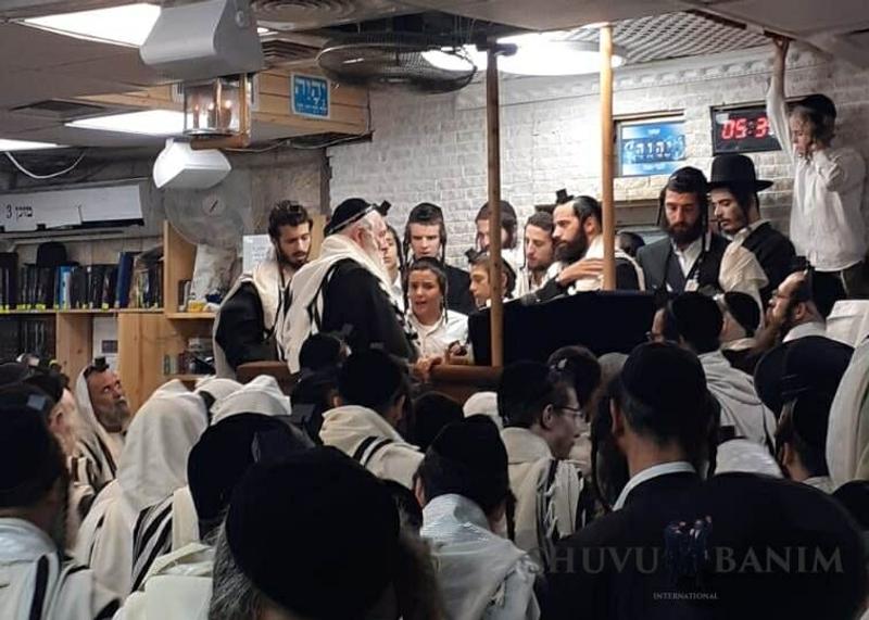 תפילת שחרית ושיעור הדף היומי עם הגה"צ הרב אליעזר ברלנד שליט"א