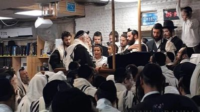 תפילת שחרית ושיעור הדף היומי עם הגה"צ הרב אליעזר ברלנד שליט"א