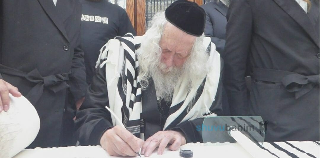 סיום כתיבת אותיות בבית הגה"צ רבי אליעזר ברלנד שליט"א שהוכנס לבית הכנסת 'שובו בנים גבעת אולגה'