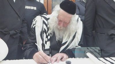 סיום כתיבת אותיות בבית הגה"צ רבי אליעזר ברלנד שליט"א שהוכנס לבית הכנסת 'שובו בנים גבעת אולגה'