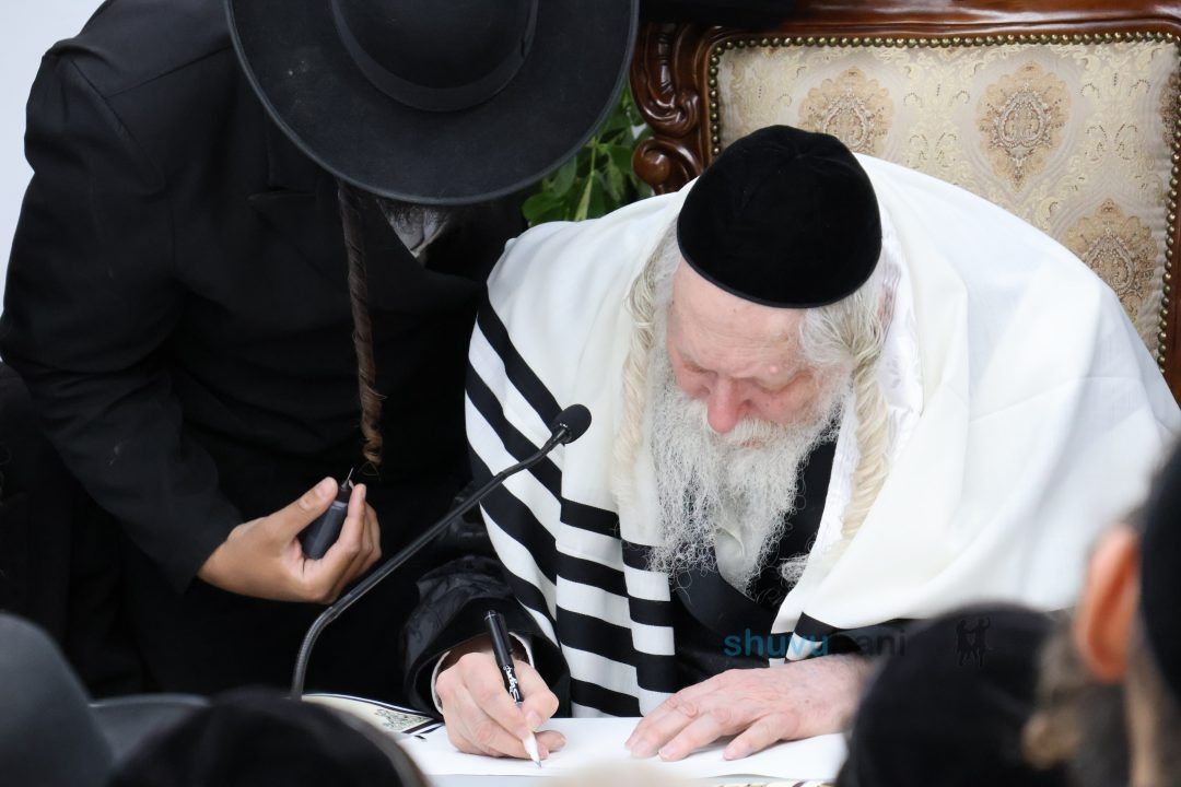 מעמד התחלת כתיבת ספר דברים בספר התורה לישועת עם ישראל