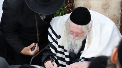 מעמד התחלת כתיבת ספר דברים בספר התורה לישועת עם ישראל