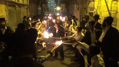 צפו: מעמד הכנסת ספר תורה ע"י קהילת שובו בנים לכבוד שובו של הגה"צ הרב אליעזר ברלנד שליט"א