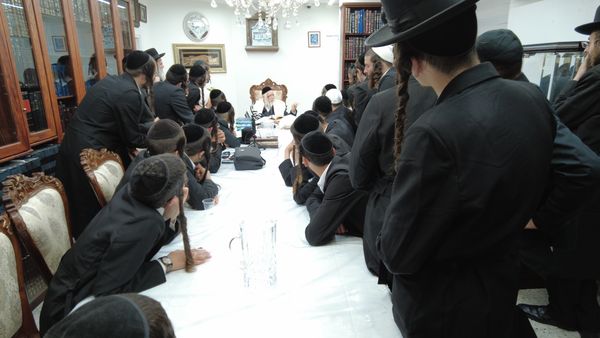 תמונה מהשיעור של מורנו הרב ברלנד שליט