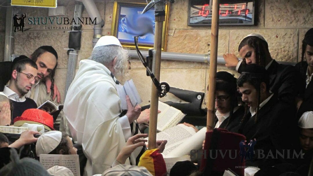 רגע לפני פורים, כך נראתה קריאת המגילה אז: מעמד אדיר של קריאת המגילה אצל כ"ק הגה"צ הרב אליעזר ברלנד שליט"א