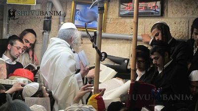 רגע לפני פורים, כך נראתה קריאת המגילה אז: מעמד אדיר של קריאת המגילה אצל כ"ק הגה"צ הרב אליעזר ברלנד שליט"א