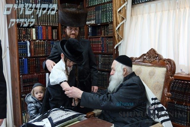 וּמִשֶּׁפַע מִצְוַת תְּפִלִּין • מעמד הנחת תפילין לבר המצוות ניני הגה"צ רבי אליעזר ברלנד שליט"א