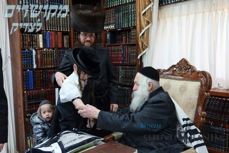 וּמִשֶּׁפַע מִצְוַת תְּפִלִּין • מעמד הנחת תפילין לבר המצוות ניני הגה"צ רבי