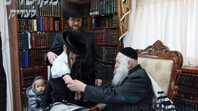 וּמִשֶּׁפַע מִצְוַת תְּפִלִּין • מעמד הנחת תפילין לבר המצוות ניני הגה"צ רבי אליעזר ברלנד שליט"א