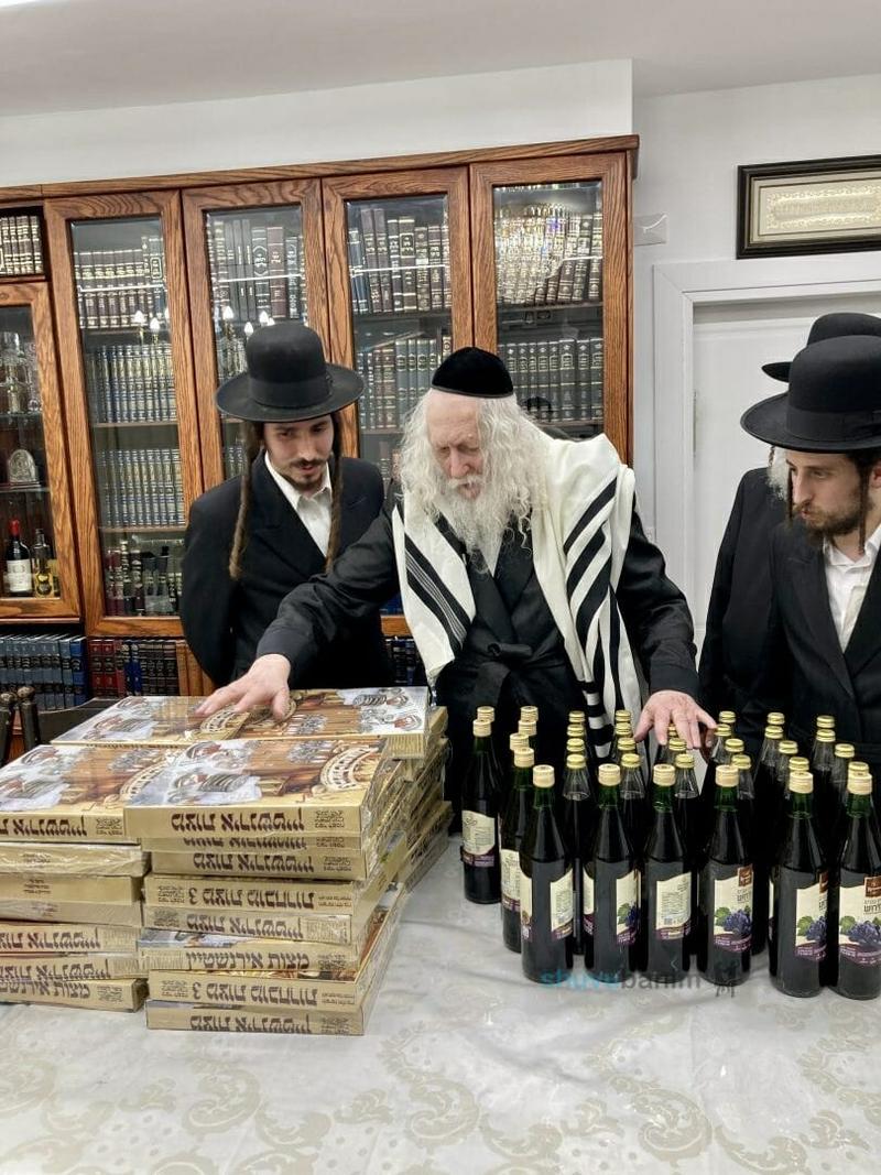 הגה"צ רבי אליעזר ברלנד שליט"א מברך את היין והמצות ליל הסדר למשפחות 'הבן יקיר לי'